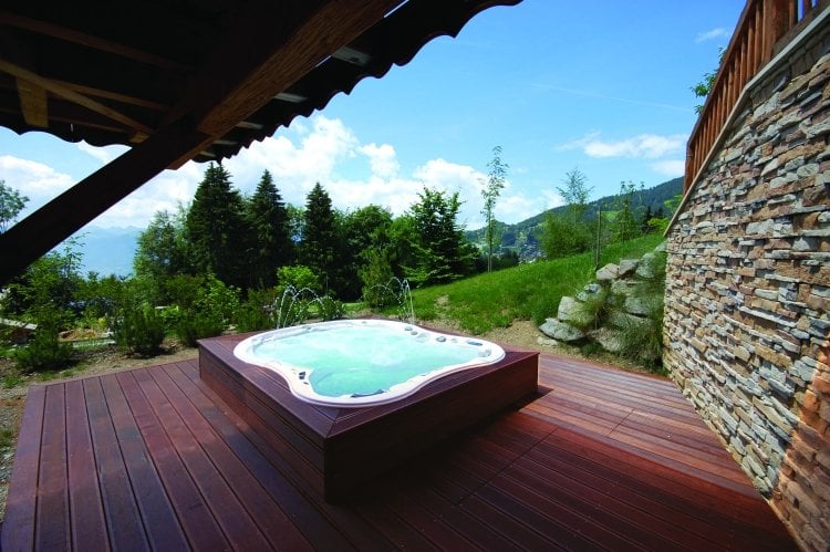 bain à remous-extérieur-bois-foncé-acrylique-jets-eau-terrasse